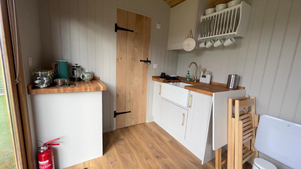 Lamberhurst Shepherds Hut At Cedar Gables מראה חיצוני תמונה